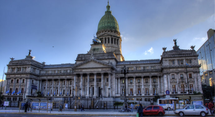 La Argentina debe reducir  el ingreso de empleados no idóneos a la administración pública